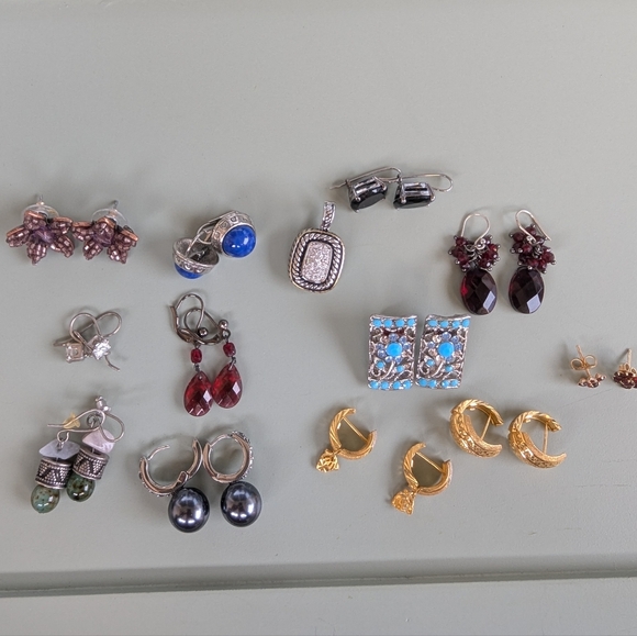 Assorted Women's Earrings and Pendant Set in Mixed Colors